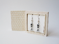 家田紙工　美濃和紙ピアス Origami Jewel 鯉 (黒)