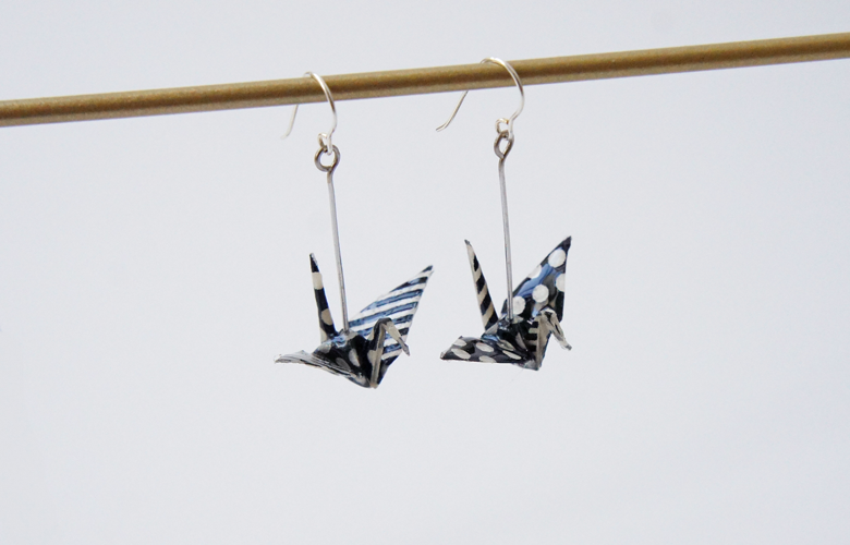 家田紙工　美濃和紙ピアス Origami Jewel Crane (WHITE DOTS & STRIPES/高橋理子)