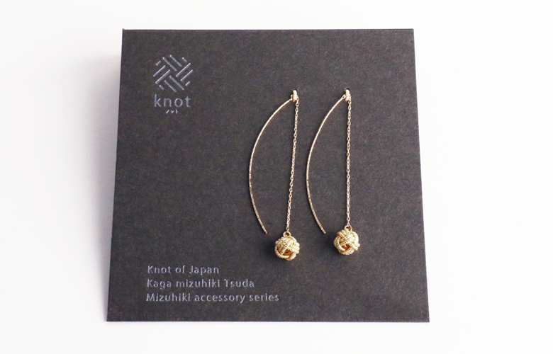 津田水引折型　水引アクセサリー knot アメリカンピアス (ゴールド)