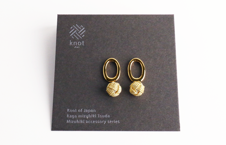 津田水引折型　水引アクセサリー knot あわじ玉オーバルリングピアス (ゴールド)